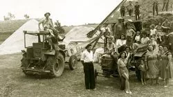 Moisson chez les Casagrande à Saubens (Haute-Garonne), fin des années 50 © EDITALIE
